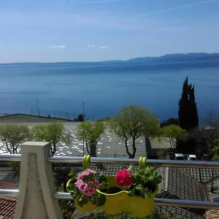 In Mit Grossem Balkon