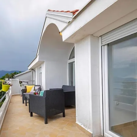 Apartment In Mit Grossem Balkon *